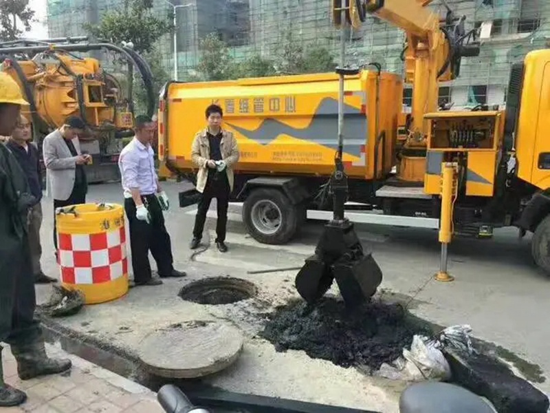 淳化街道：网格员化身“清道夫”，为民解忧疏通“堵心”化粪池
