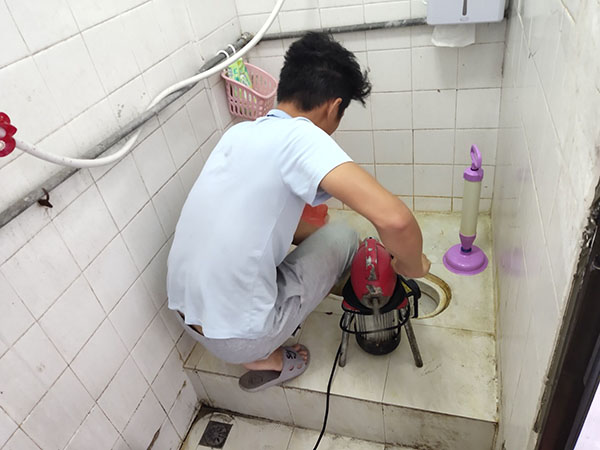 淳化肥皂掉到马桶里把马桶堵住了怎么办？马桶堵住了怎么办