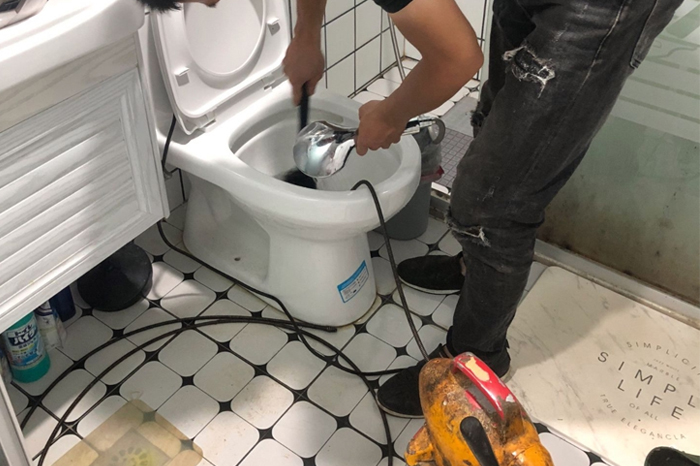 淳化马桶堵塞自己疏通还是找师傅?专业上门服务让你省时更省心